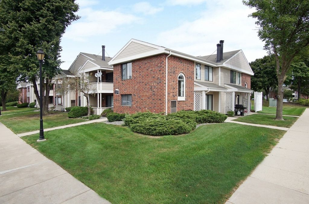Photo for 1621 Westminster Drive #107, Naperville, IL 60563 (MLS # 12439803)