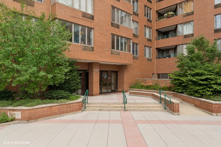 801 S Plymouth Court 302