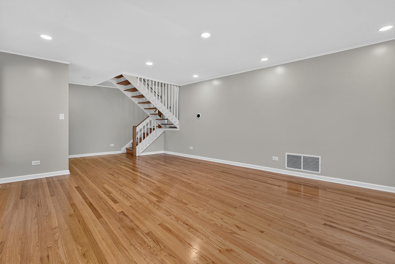 471 E 15th Place