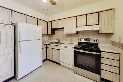 Tiny photo for 440 Raintree Court #2J, Glen Ellyn, IL 60137 (MLS # 12738560)
