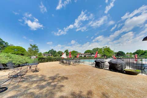 Tiny photo for 440 Raintree Court #2J, Glen Ellyn, IL 60137 (MLS # 12738560)