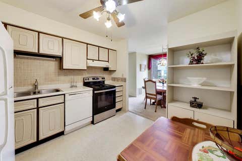 Tiny photo for 440 Raintree Court #2J, Glen Ellyn, IL 60137 (MLS # 12738560)