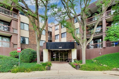 440 Raintree Court 2J Glen Ellyn IL 60137