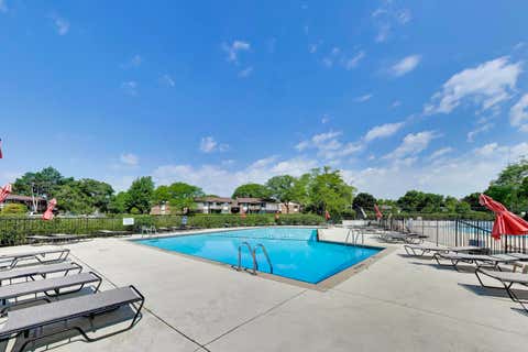 Tiny photo for 440 Raintree Court #2J, Glen Ellyn, IL 60137 (MLS # 12738560)