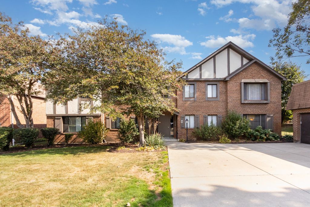 Photo for 52 Parliament Drive W #127, Palos Heights, IL 60463 (MLS # 12497075)
