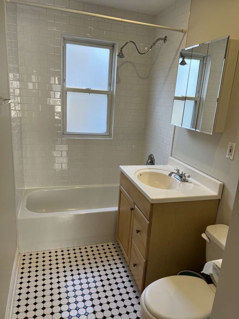 Skokie, Illinois 60077, United States, 1 Bedroom Bedrooms, ,1 BathroomBathrooms,Residential,Active,232379