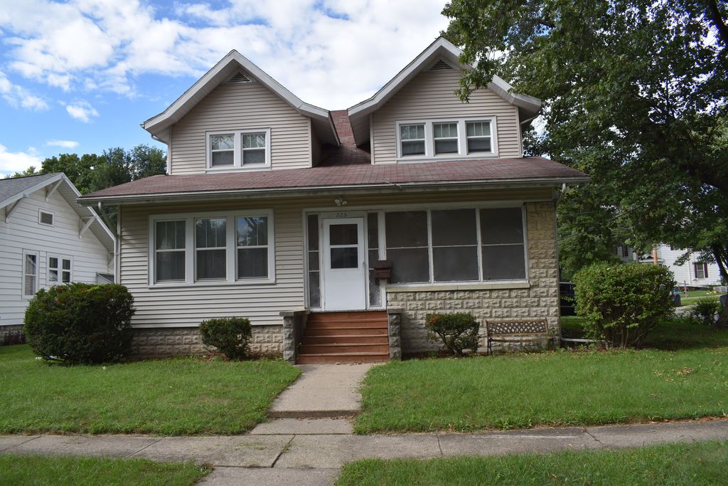 Photo for 225 E Pierce Street, Pontiac, IL 61764 (MLS # 12454821)