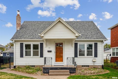 Photo of 421 W 30TH Street, Davenport, IA 52803 (MLS # QC4268856)