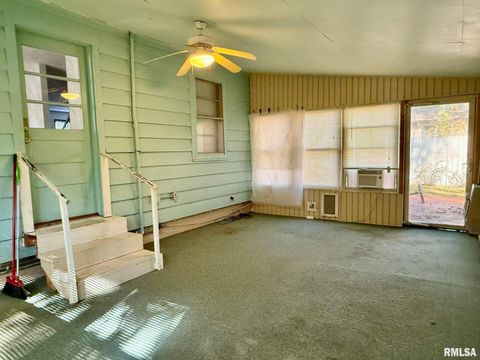 Tiny photo for 1400 CATHERINE Street, Metropolis, IL 62960 (MLS # EB460240)