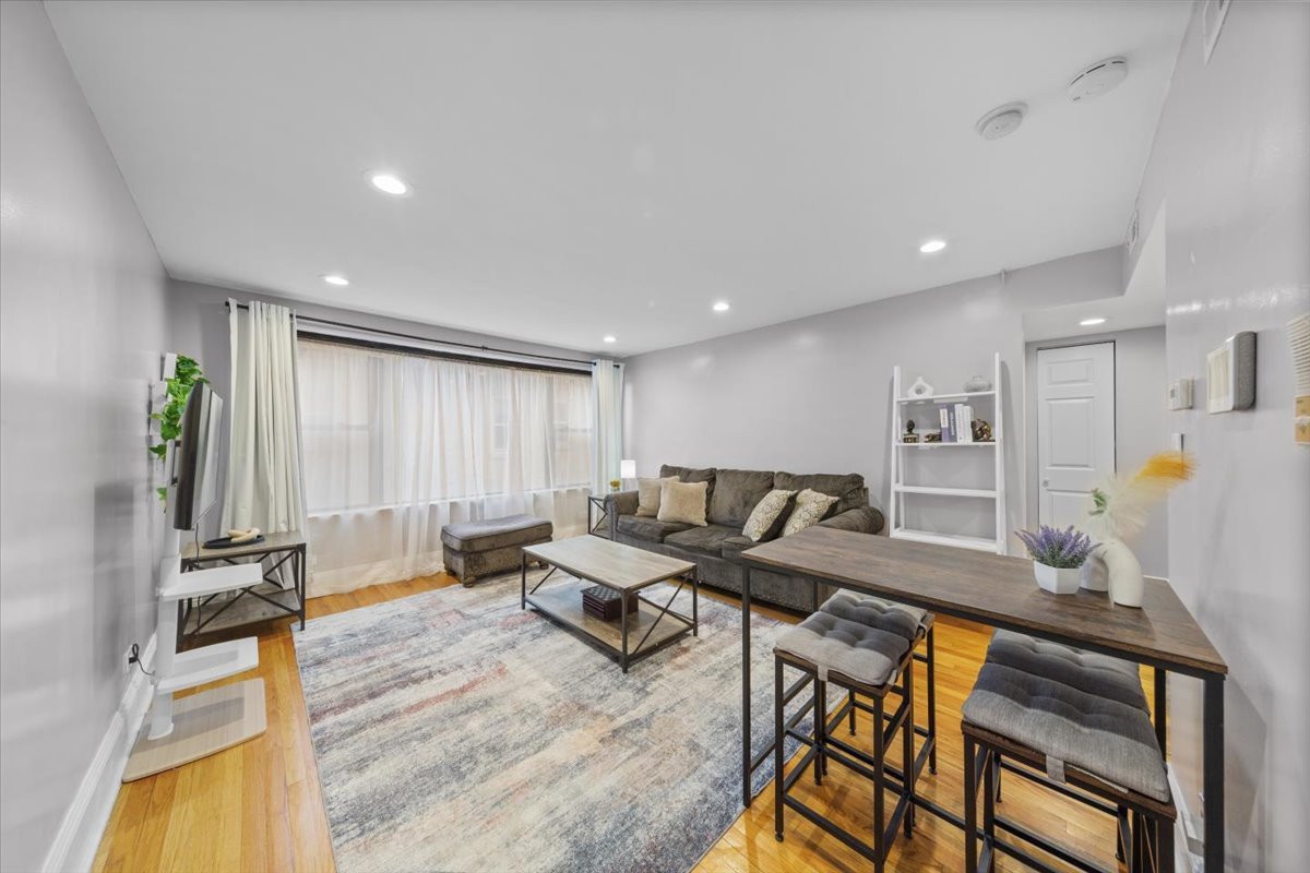 7423 N Sheridan Road 2W