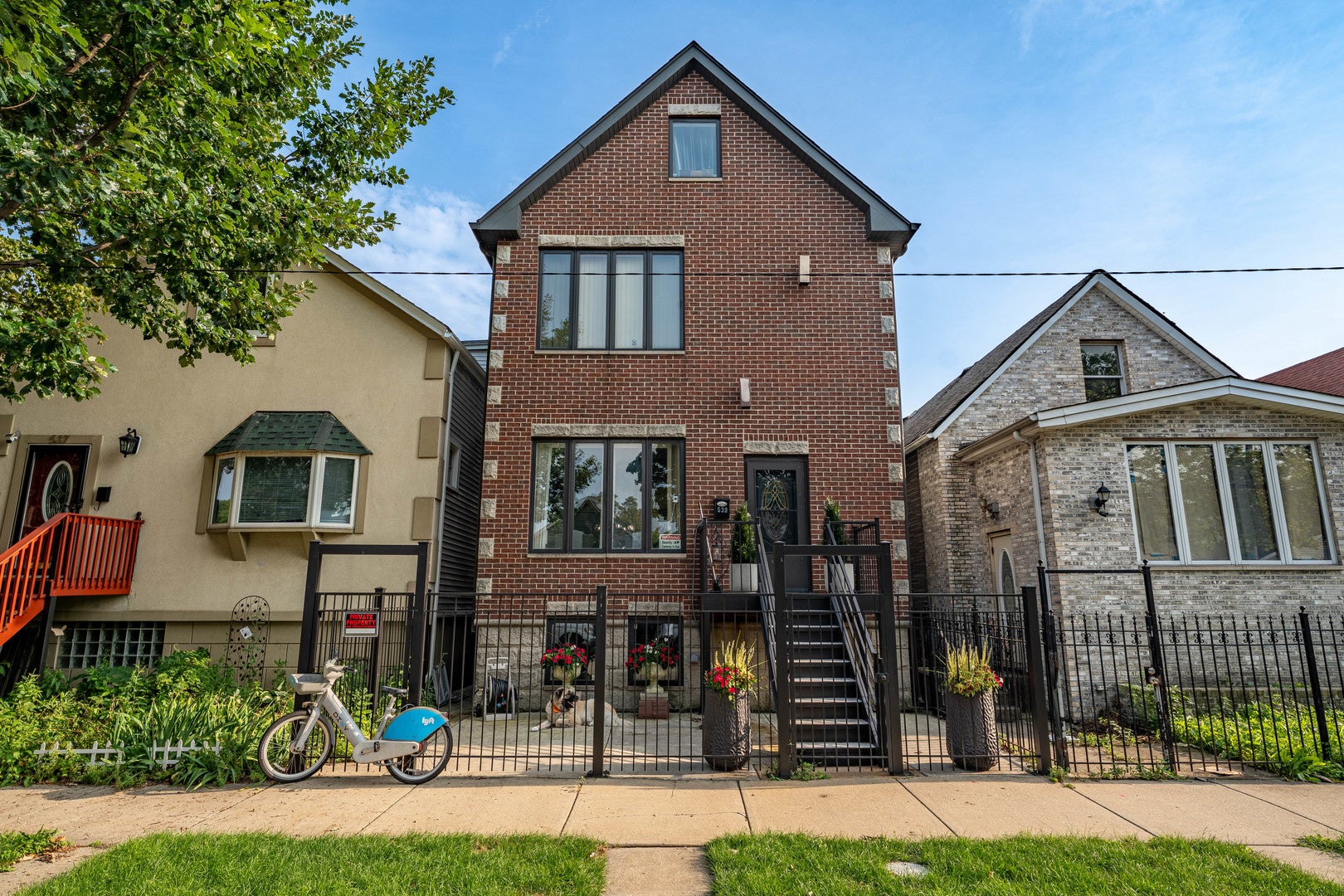 539 W 44th Place