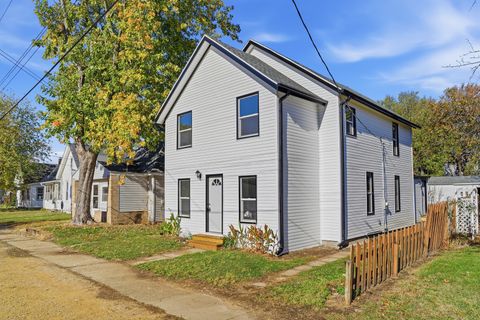 Photo of 1213 W Fourth Street, Dixon, IL 61021 (MLS # 12507272)