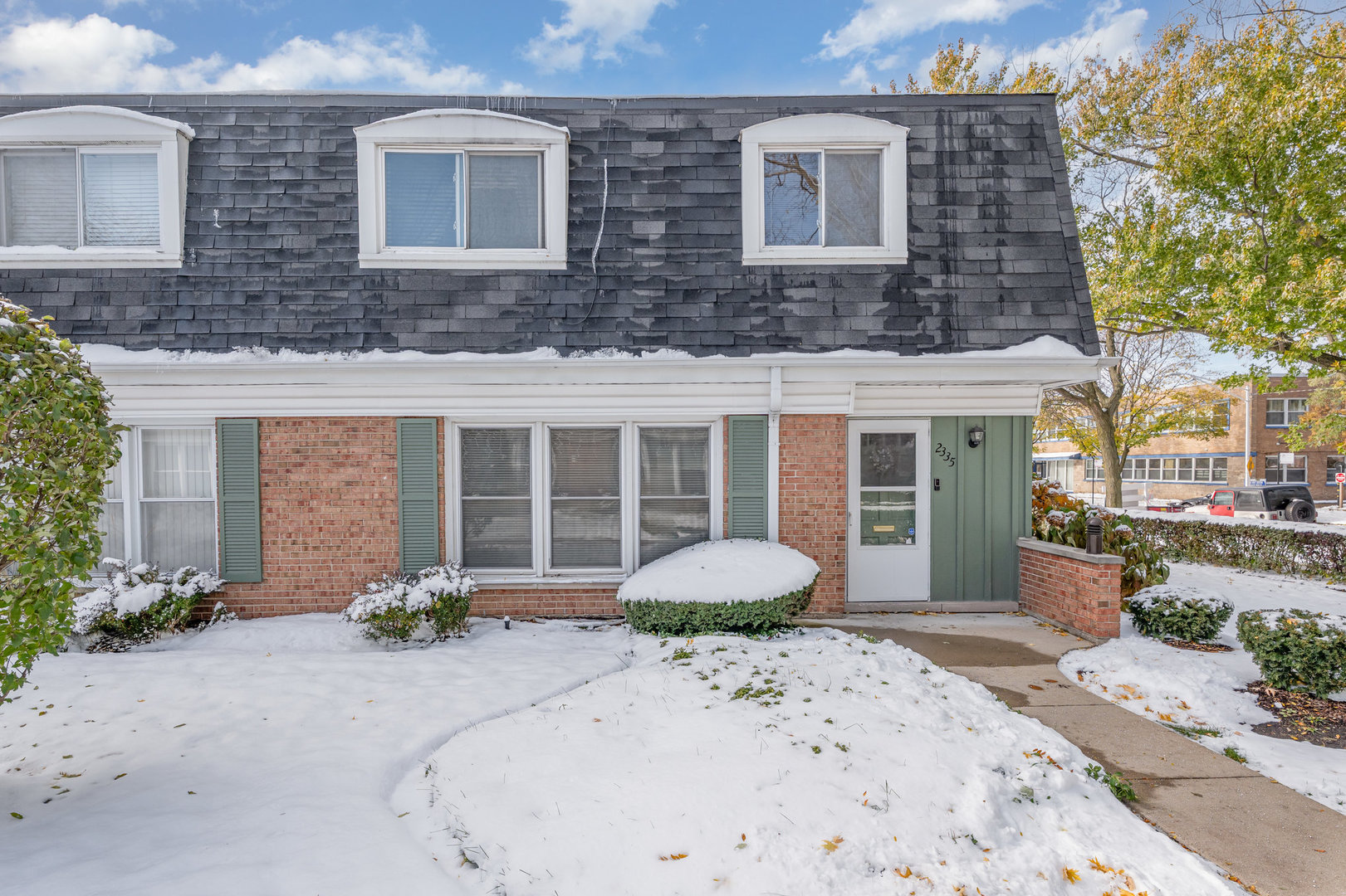 2335 W GREENLEAF Avenue