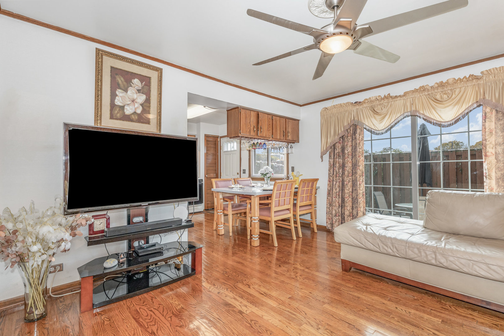 2335 W GREENLEAF Avenue