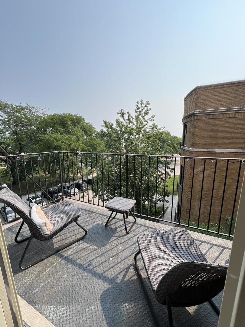 1231 W Greenleaf Avenue 3