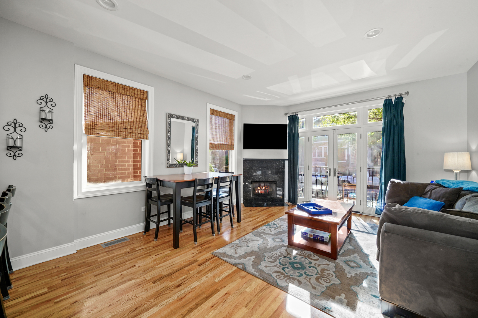 1636 W Warren Boulevard 1