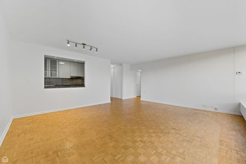 Tiny photo for 2800 N Lake Shore Drive #305, Chicago, IL 60657 (MLS # 12507814)