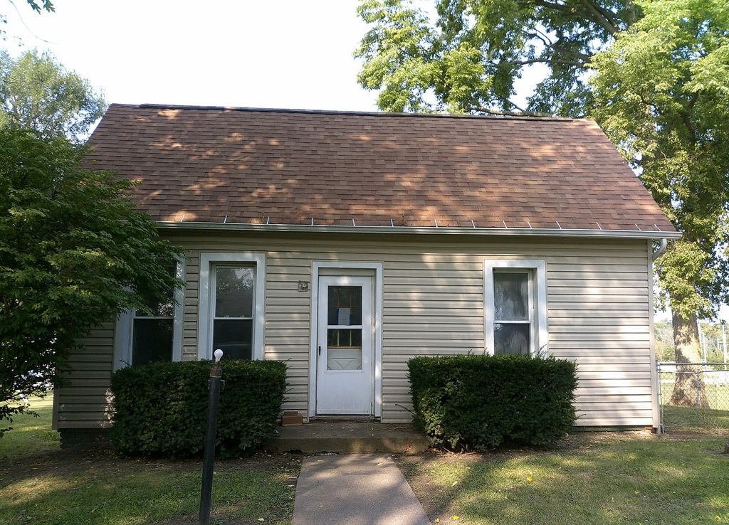 Photo for 701 S Cain Street, Clinton, IL 61727 (MLS # 12476506)