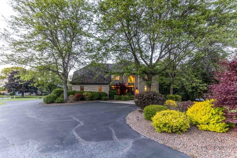 Tiny photo for 5420 Belmont Court, Libertyville, IL 60048 (MLS # 12711143)