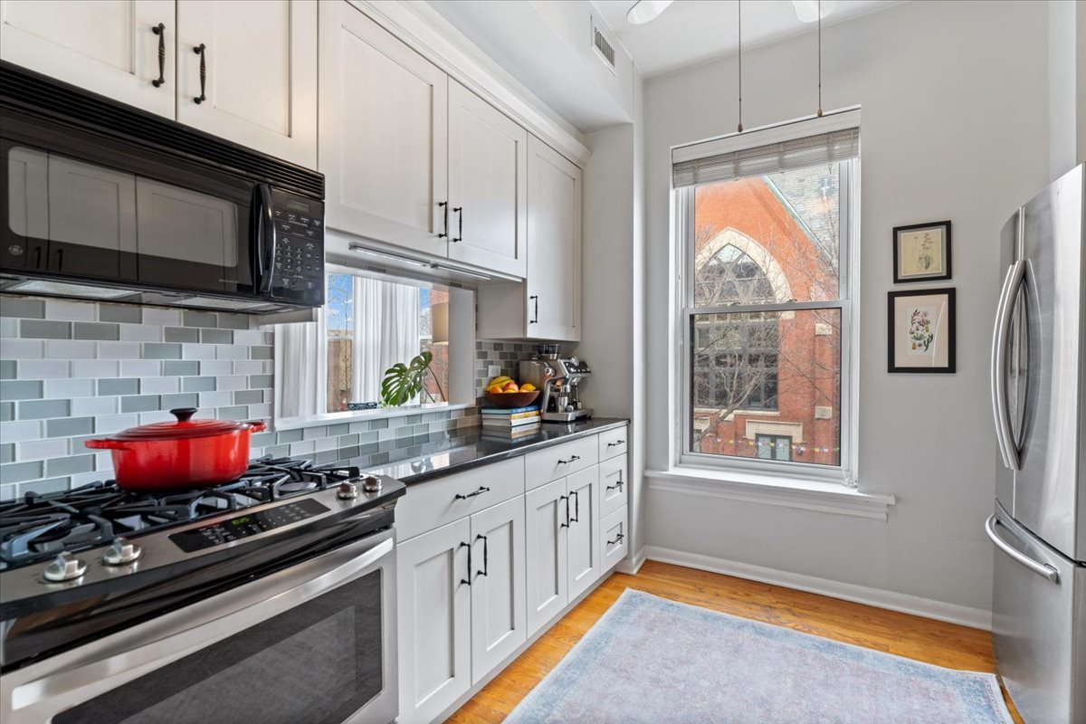 1051 W Barry Avenue 2W