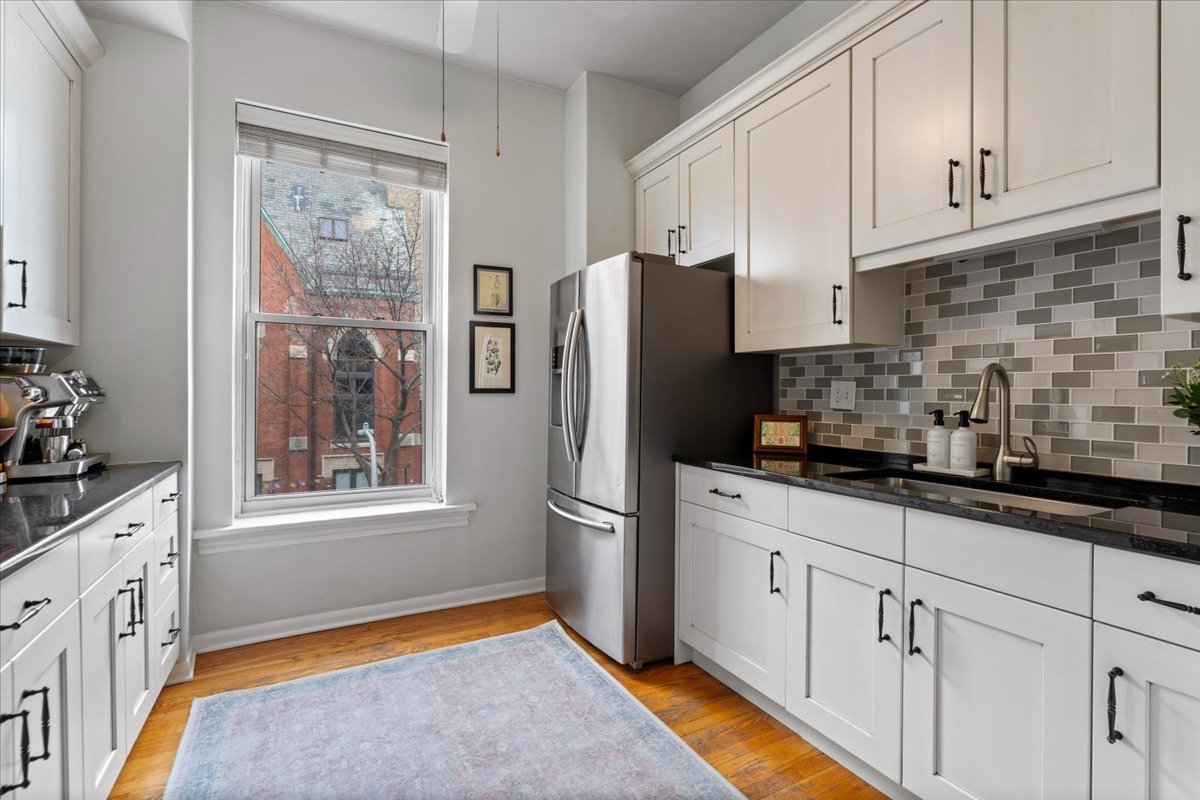 1051 W Barry Avenue 2W