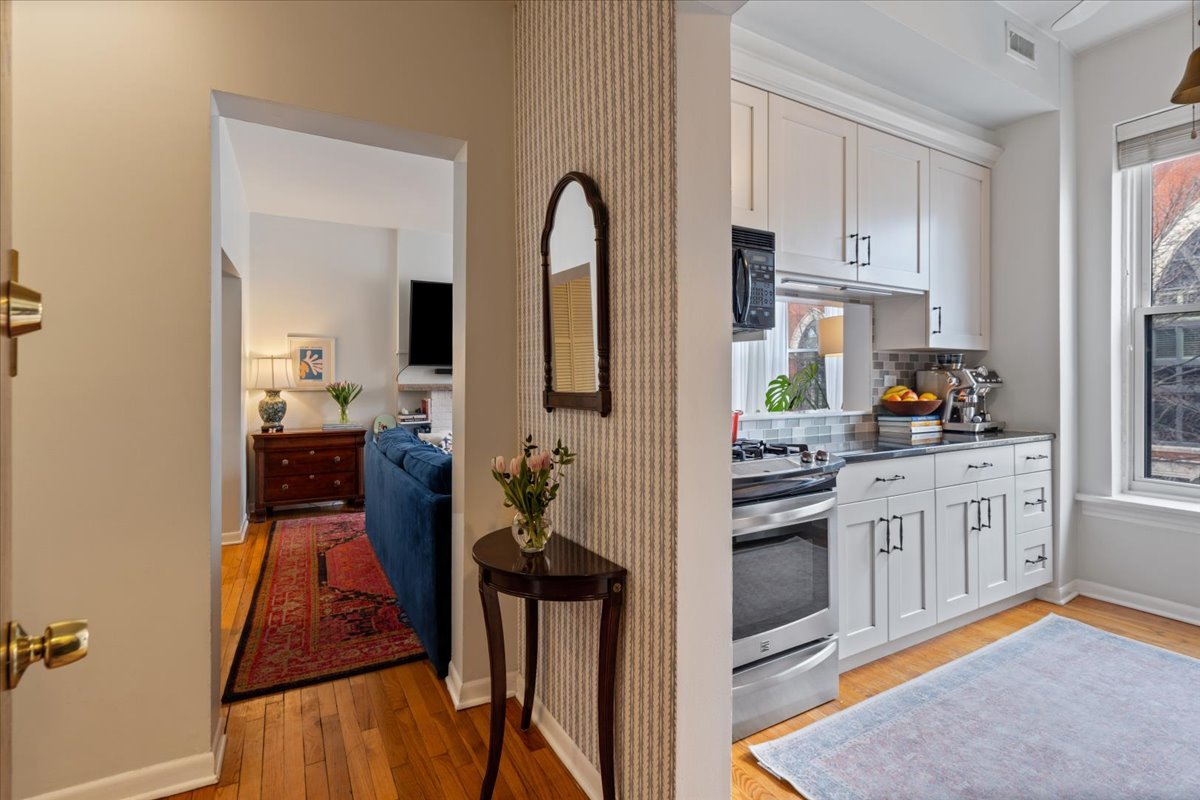 1051 W Barry Avenue 2W