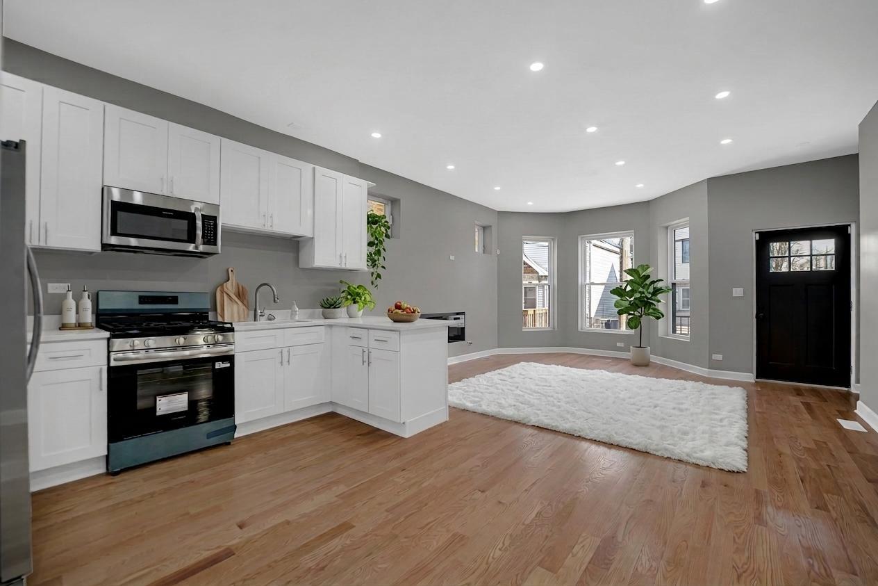 4528 W Maypole Avenue