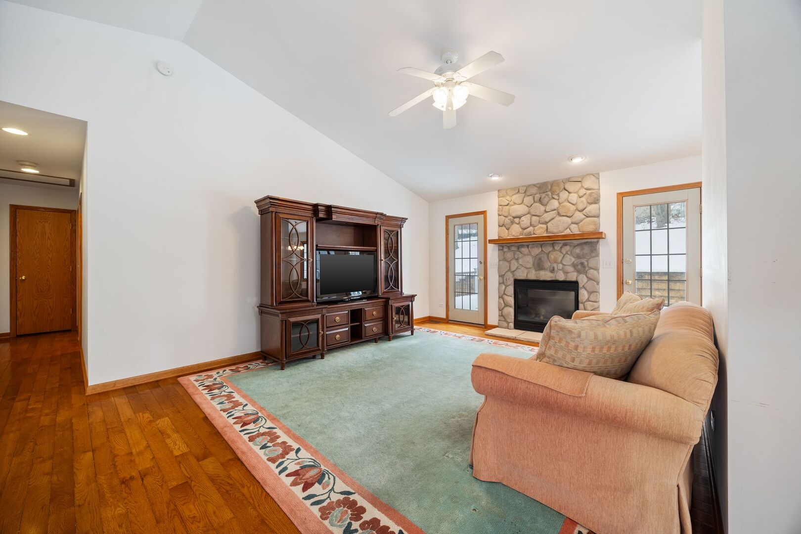 38815 N Broadway Avenue