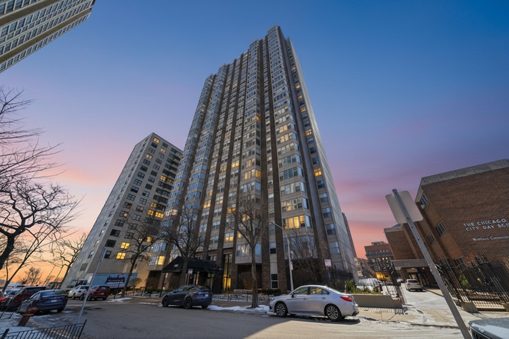 525 W Hawthorne Place 2707