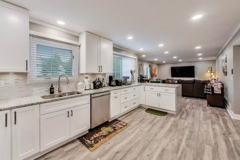 Tiny photo for 927 Garfield Avenue, Libertyville, IL 60048 (MLS # 12470137)