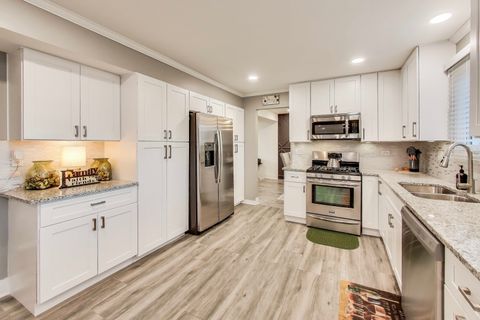 Tiny photo for 927 Garfield Avenue, Libertyville, IL 60048 (MLS # 12470137)