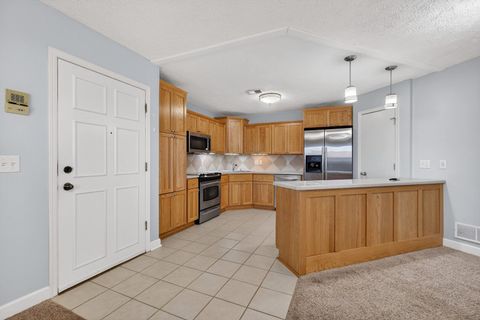 Tiny photo for 4195 Fairview Drive #4, Bettendorf, IA 52722 (MLS # 100000600)