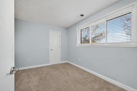 Tiny photo for 4195 Fairview Drive #4, Bettendorf, IA 52722 (MLS # 100000600)