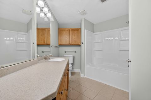 Tiny photo for 4195 Fairview Drive #4, Bettendorf, IA 52722 (MLS # 100000600)