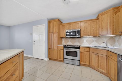 Tiny photo for 4195 Fairview Drive #4, Bettendorf, IA 52722 (MLS # 100000600)