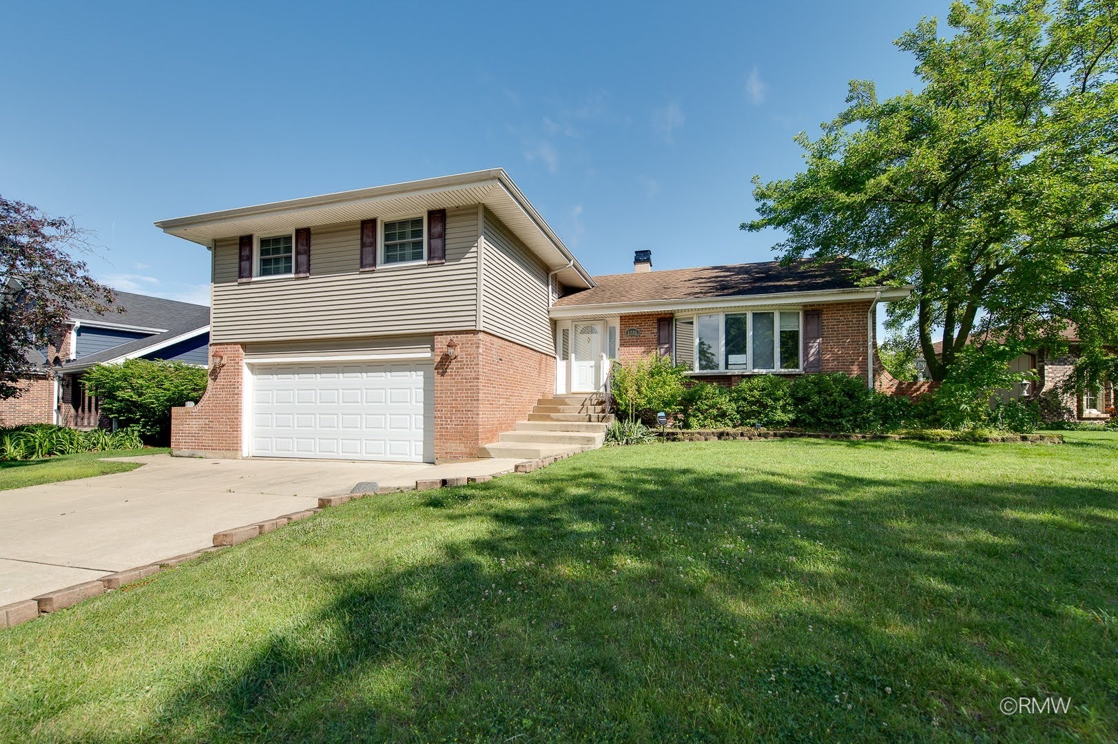 1233 N Hickory Trail