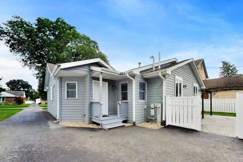 Tiny photo for 202 N Prospect Manor Avenue, Mount Prospect, IL 60056 (MLS # 12754128)