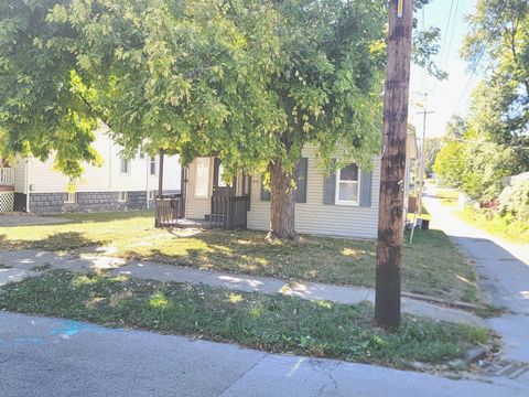 Photo of 814 W Olive Street, Bloomington, IL 61701 (MLS # 12483705)