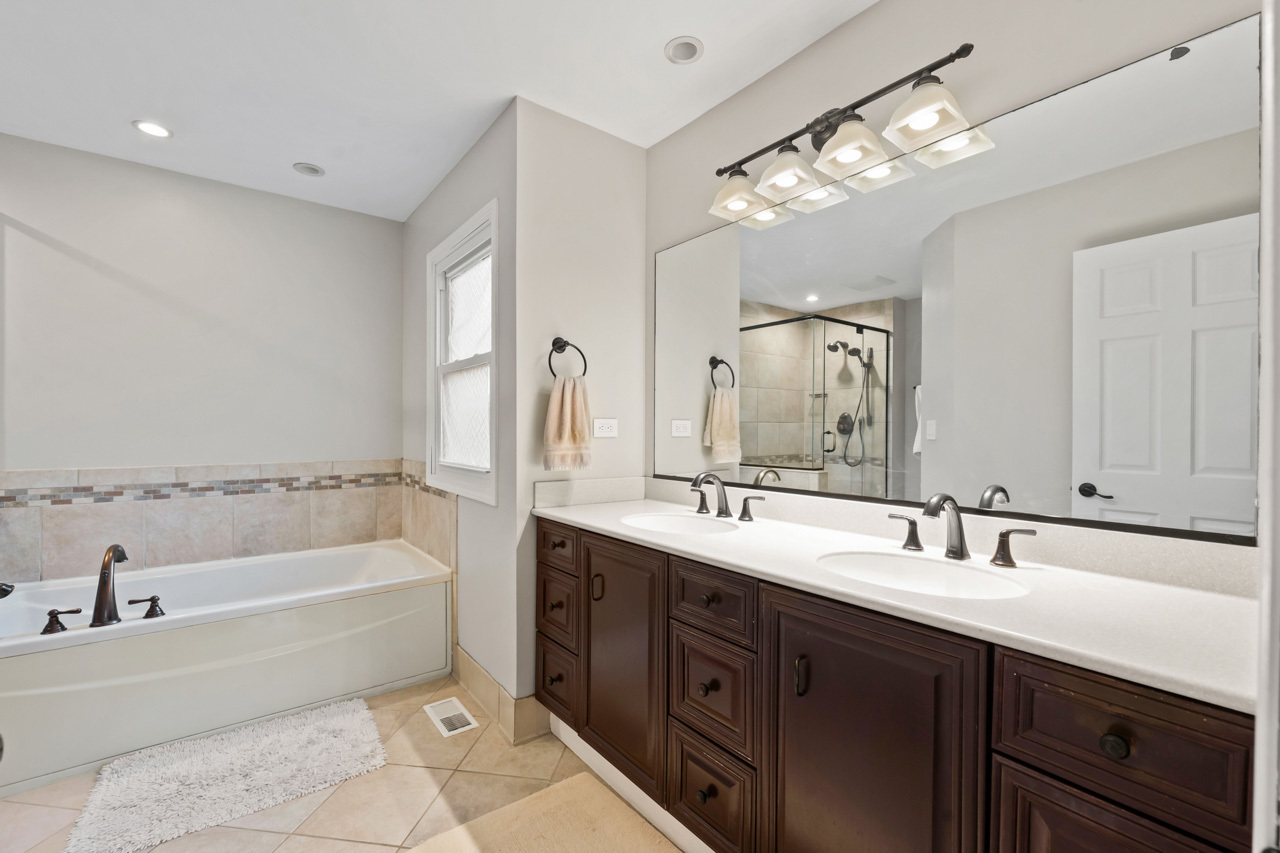 Elk Grove Village, Illinois 60007, United States, 4 Bedrooms Bedrooms, ,3 BathroomsBathrooms,Residential,Active,229950