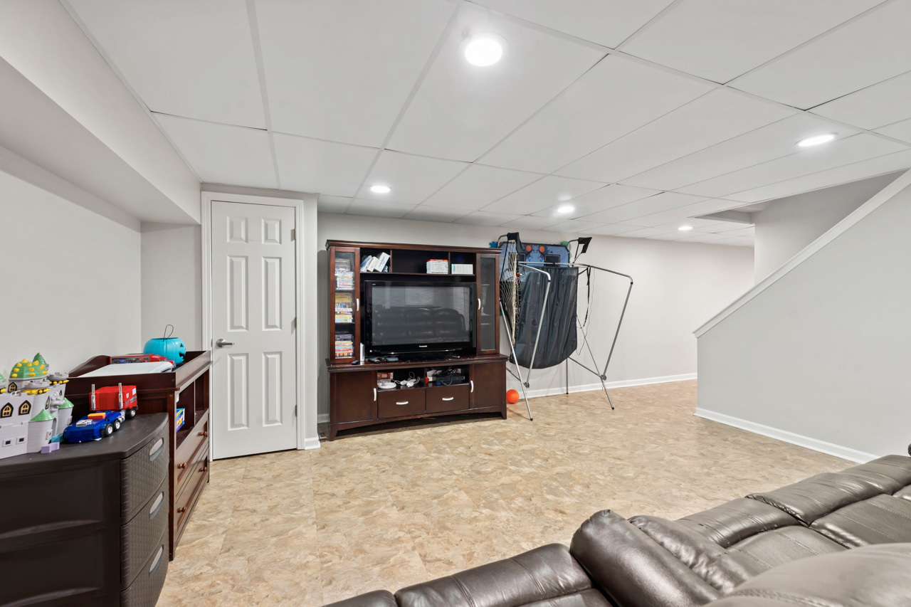 Elk Grove Village, Illinois 60007, United States, 4 Bedrooms Bedrooms, ,3 BathroomsBathrooms,Residential,Active,229950