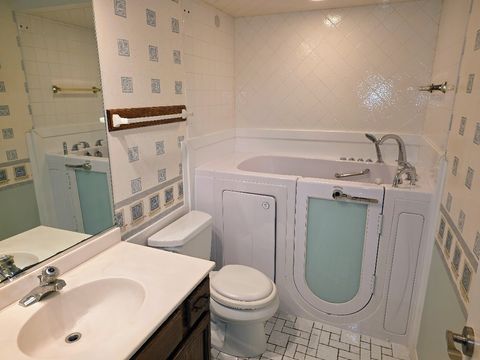 Tiny photo for 1S150 Spring Road #5B, Oakbrook Terrace, IL 60181 (MLS # 12536499)