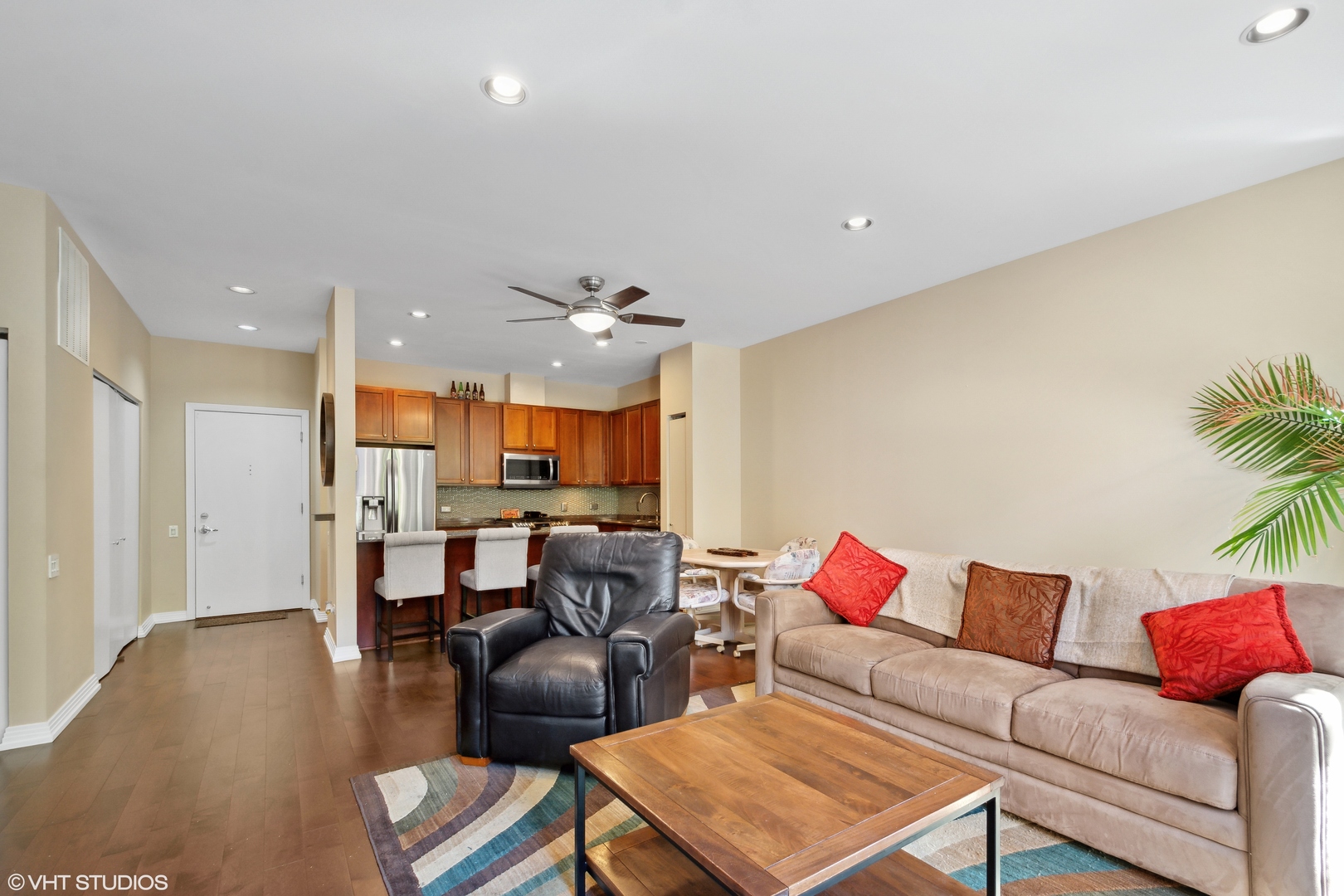 333 N JEFFERSON Street 206