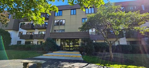 Tiny photo for 12900 W Heiden Circle #4310, Lake Bluff, IL 60044 (MLS # 12494119)