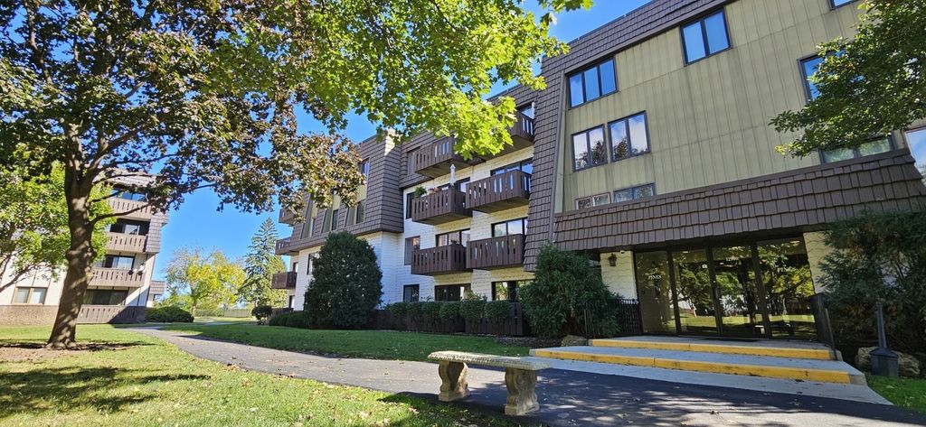 Photo for 12900 W Heiden Circle #4310, Lake Bluff, IL 60044 (MLS # 12494119)