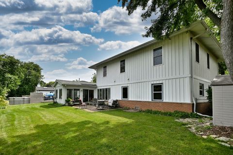Tiny photo for 823 Milbeck Avenue, Elk Grove Village, IL 60007 (MLS # 12702223)