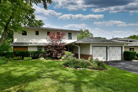 Photo of 823 Milbeck Avenue, Elk Grove Village, IL 60007 (MLS # 12702223)