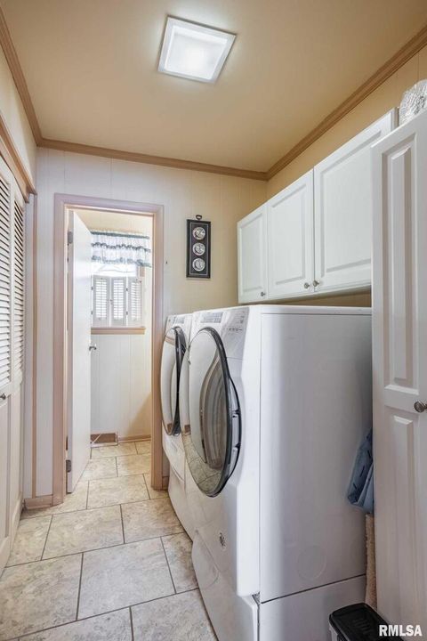 Tiny photo for 105 Woodlake Lane, Eldorado, IL 62930 (MLS # EB460662)