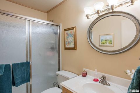 Tiny photo for 105 Woodlake Lane, Eldorado, IL 62930 (MLS # EB460662)