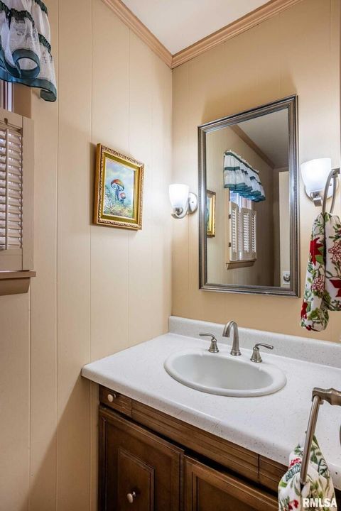 Tiny photo for 105 Woodlake Lane, Eldorado, IL 62930 (MLS # EB460662)