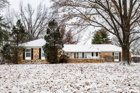 Photo of 105 Woodlake Lane, Eldorado, IL 62930 (MLS # EB460662)